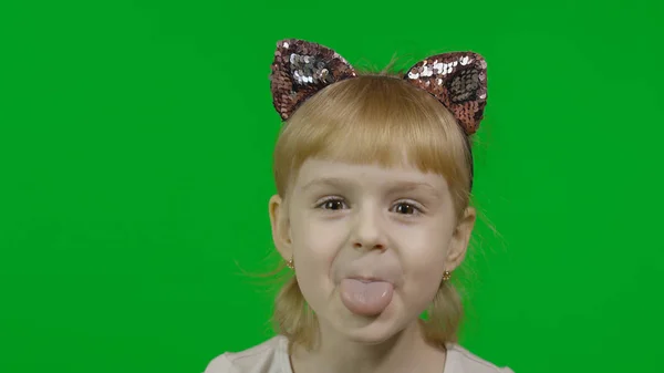 Chica en diadema con orejas de gato muestra emoción de insatisfecho. Mostrar lengua — Foto de Stock