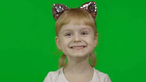 Rapariga de cabeça de gato sorri. Criança feliz de quatro anos. Chave Chroma — Fotografia de Stock