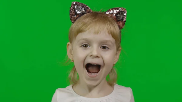 Fille en bandeau avec une oreille de chat montre étonnement. Heureux enfant de quatre ans — Photo