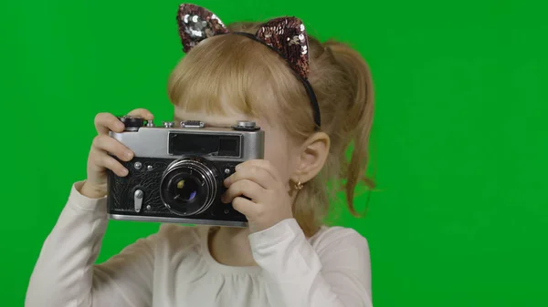 Menina na cabeça do gato tirando fotos em uma câmera de foto retro velho. Chave Chroma — Fotografia de Stock
