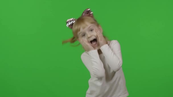 Flicka i pannband med kattöron visar häpnad. Lyckligt fyraårigt barn — Stockvideo