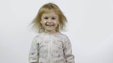 Pijamalı komik kız etrafta dolanıp surat asıyor. Beyaz arkaplan