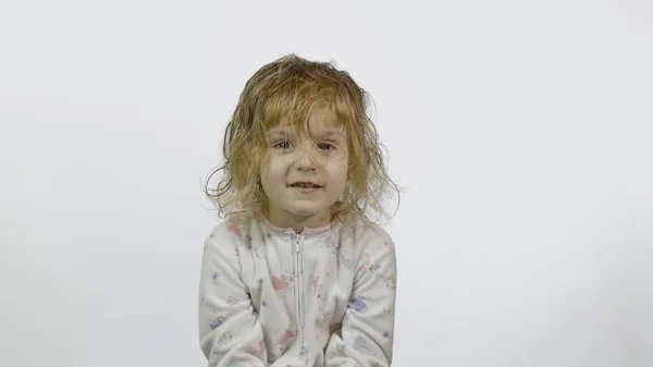 Malá holka v pyžamu s legrační čelenkou po sprše loking na kameru — Stock fotografie