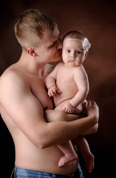 Erkek kucağında güzel bir kız bebek. Yeni hayat konsepti. Kızın babasının kollarında. — Stok fotoğraf