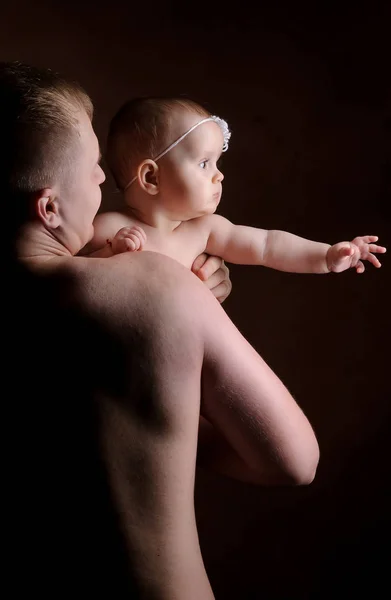 男人抱着可爱的女婴。 新的人生观。 在父亲臂弯上的女儿 — 图库照片