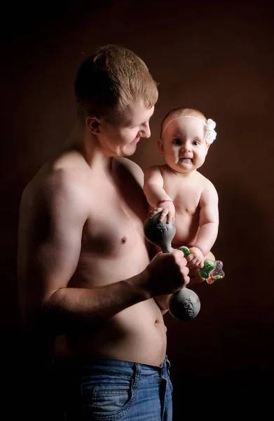 男人抱着可爱的女婴。 新的人生观。 在父亲臂弯上的女儿 — 图库照片