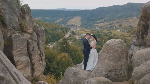 Молодожены стоят на высоком склоне горы. Жених и невеста. Вид с воздуха — стоковое фото