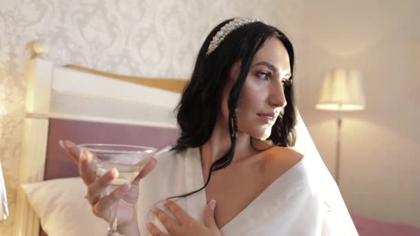 Hermosa y encantadora novia en vestido de noche y velo. Mañana de bodas. Movimiento lento — Vídeo de stock