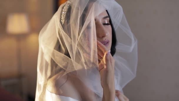 Schöne und liebliche Braut in Abendkleid und Schleier. Hochzeitsmorgen. Zeitlupe — Stockvideo