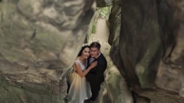 Dağ tepeleri mağarada ayakta geliniyle damat. Aşık düğün çift