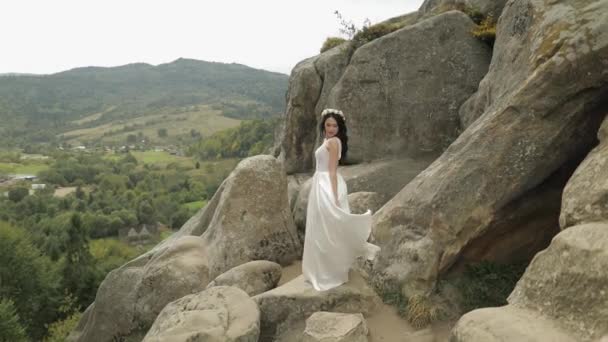 Krásná a krásná nevěsta stojící na horských kopcích. Zamilovaná žena — Stock video