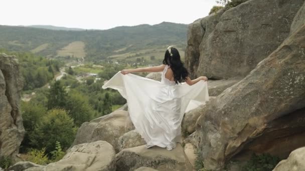 Beautiful and lovely bride standing on the mountain hills. Woman in love — 비디오