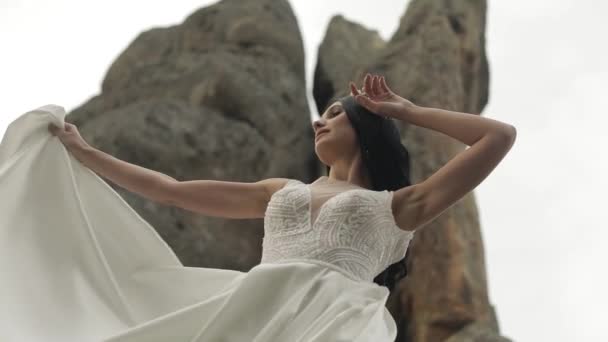 Krásná a krásná nevěsta stojící na horských kopcích. Zamilovaná žena — Stock video