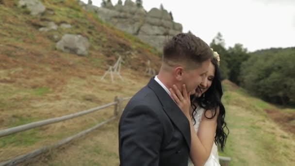 Sposo con sposa che cammina vicino alle colline di montagna. Matrimonio coppia innamorata — Video Stock