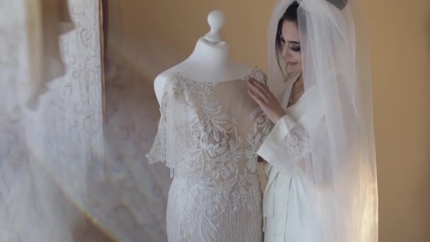 Hermosa y encantadora novia en vestido de noche y velo. Vestido de novia. Movimiento lento — Vídeo de stock