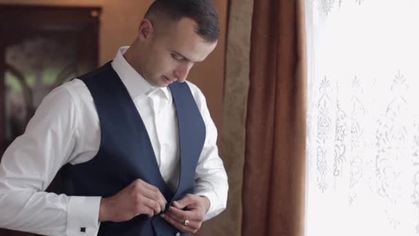 Un novio guapo con una chaqueta. Mañana de bodas. Empresario — Vídeos de Stock