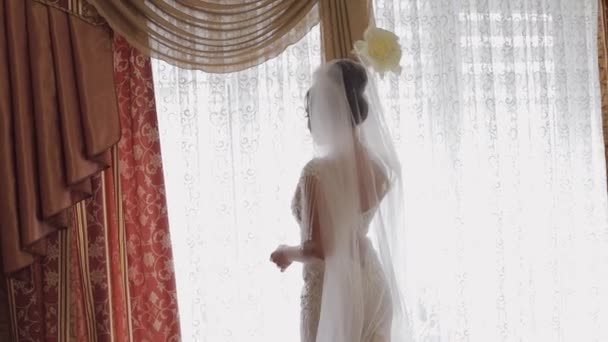 Schöne und liebliche Braut in Abendkleid und Schleier. Hochzeitsmorgen. Zeitlupe — Stockvideo