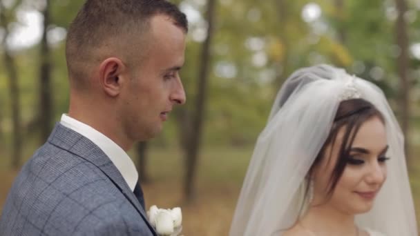 Novio caucásico con novia en el parque. Pareja de bodas. Familia feliz. Recién casados — Vídeo de stock