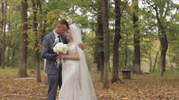 Noivo caucasiano com noiva no parque. Casamento. Família feliz. Recém-casados — Vídeo de Stock