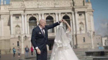 Yeni evliler eski kasabanın merkezinde dans ediyorlar. Gelin ve damat. Düğün.