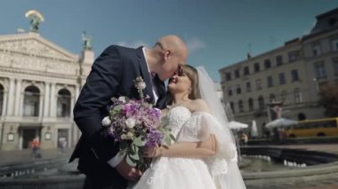 Eski kasabanın merkezinde yeni evliler var. Gelin ve damat. Düğün.