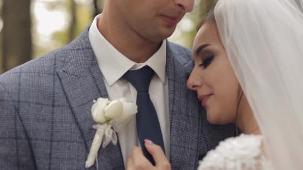 Sposo caucasico con sposa nel parco. Matrimonio. Una famiglia felice. Sposati novelli — Video Stock