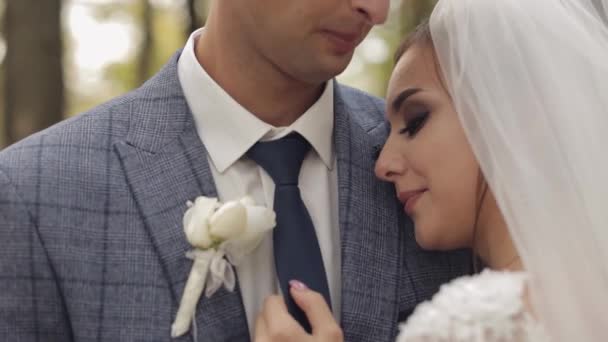 Parkta gelinli beyaz damat. Düğün çifti. Mutlu bir aile. Newlyweds — Stok video