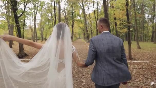 Noivo caucasiano com noiva no parque. Casamento. Família feliz. Recém-casados — Vídeo de Stock