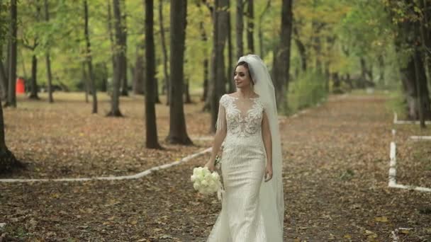 El ramo de boda en las manos de la novia. Día de la boda. Compromiso — Vídeos de Stock