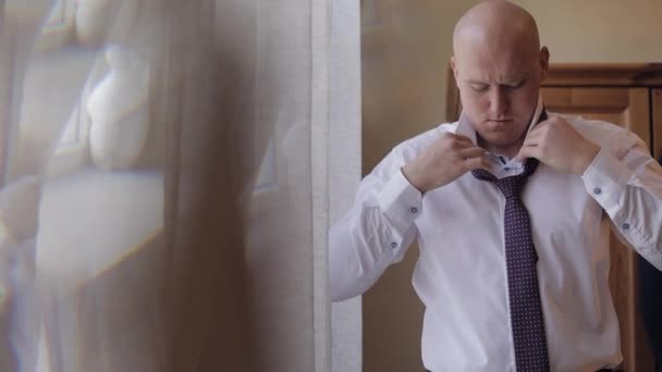 Groom puts a tie on his neck. Preparing to go to the bride. Wedding day — 비디오