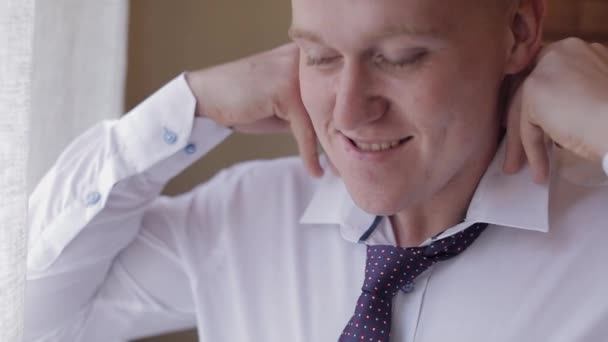 Groom adjusts a tie on his neck. Preparing to go to the bride. Wedding day — 비디오