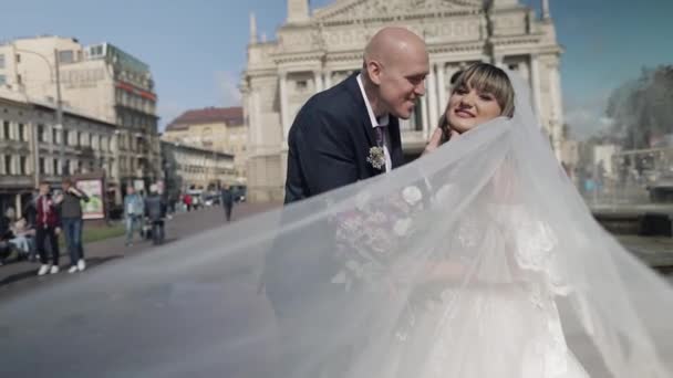 Friss házasok az óváros közepén. Menyasszony és vőlegény. Esküvő — Stock videók