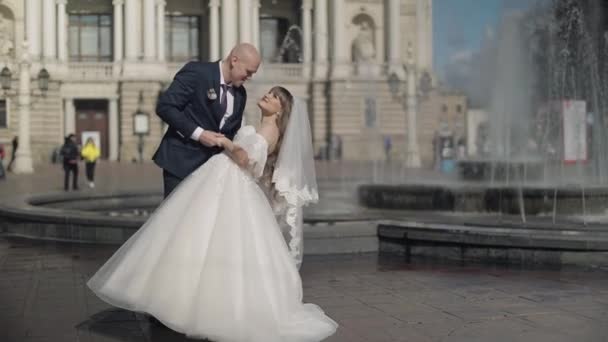 Friss házasok az óváros közepén. Csók. Menyasszony és vőlegény. Esküvő — Stock videók