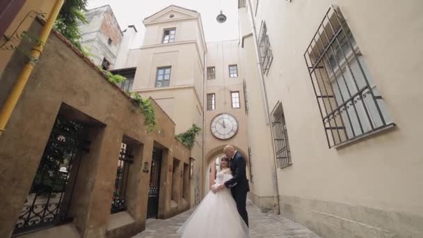 Recién casados en el centro de la ciudad vieja. Novia y novio. Boda — Vídeo de stock