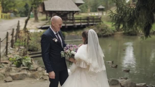 Kaukasischer Bräutigam mit Braut im Park. Hochzeitspaar. glückliche Familie. Frischvermählte — Stockvideo