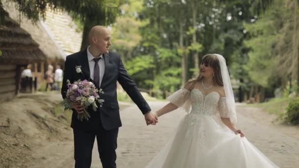 白人新郎和新娘在公园里婚礼情侣幸福的家庭新婚 夫妇 — 图库视频影像