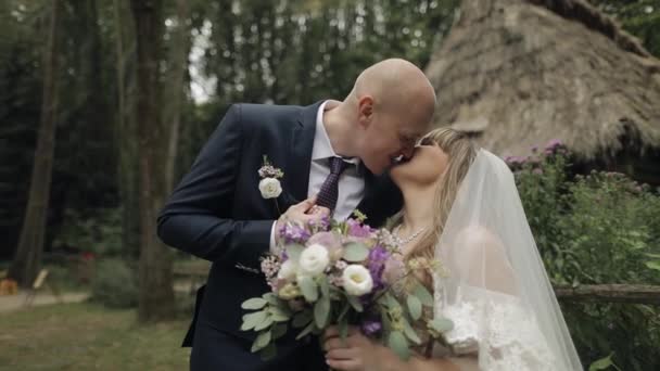 Kaukasischer Bräutigam mit Braut im Park. Hochzeitspaar. glückliche Familie. Frischvermählte — Stockvideo