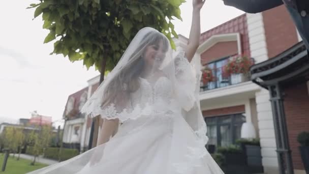 Fehér vőlegény menyasszonnyal a parkban. Esküvői pár. Táncolni. Friss házasok — Stock videók