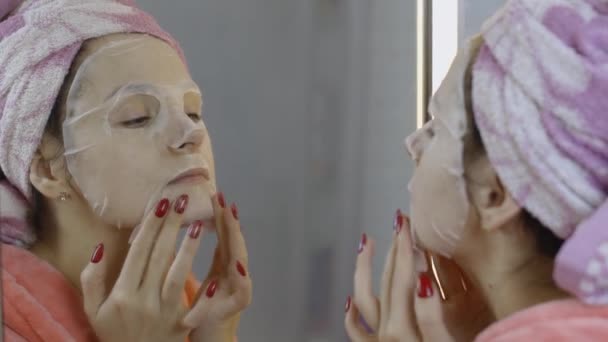 Mujer aplicando mascarilla cosmética en el baño. Spa de cuidado de la piel. Mascarilla facial — Vídeos de Stock