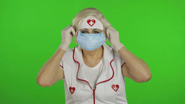 Anciana médica caucásica usando máscara protectora. Pandemia. Coronavirus — Foto de Stock