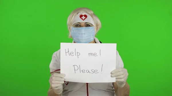 Médica idosa em máscara médica mostrar página com mensagem. Coronavírus — Fotografia de Stock