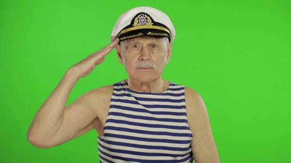 L'anziano marinaio saluta con mano alla macchina fotografica. Vecchio marinaio su chroma key — Foto Stock