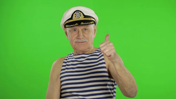 Un marinero anciano con bigote muestra buena señal. Pulgares arriba. Viejo marinero. — Foto de Stock