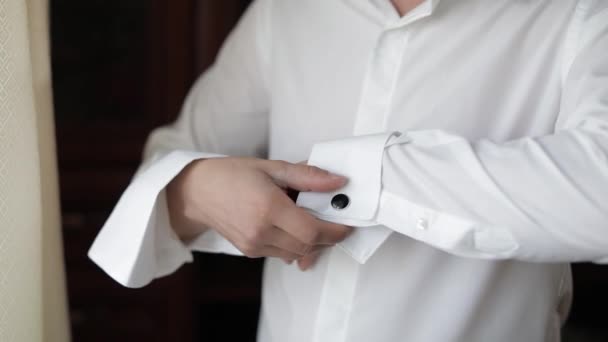 Knappe bruidegom man lost zijn manchetten op een jasje met manchetknopen. Zakenman — Stockvideo