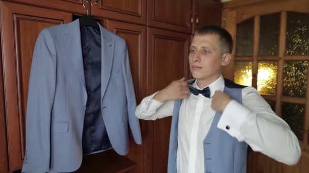 Ceket giyen yakışıklı damat. Düğün sabahı. İşadamı — Stok video