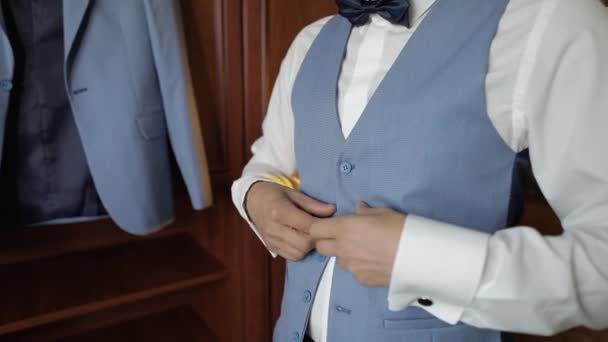 Handsome groom wearing a jacket. Wedding morning. Businessman — Stock Video