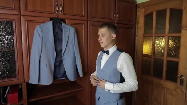 Un novio guapo con una chaqueta. Mañana de bodas. Empresario — Vídeos de Stock