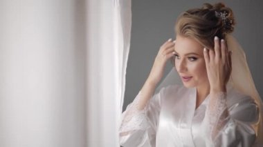 Gece elbisesi ve peçe güzel ve güzel bir gelin. Düğün sabahı. Yavaş hareket