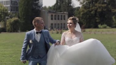 Yeni evliler. Parkta gelinle birlikte beyaz damat. Düğün çifti. Mutlu aile