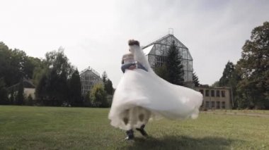 Yeni evliler. Parkta gelinle birlikte beyaz damat. Düğün çifti. Mutlu aile